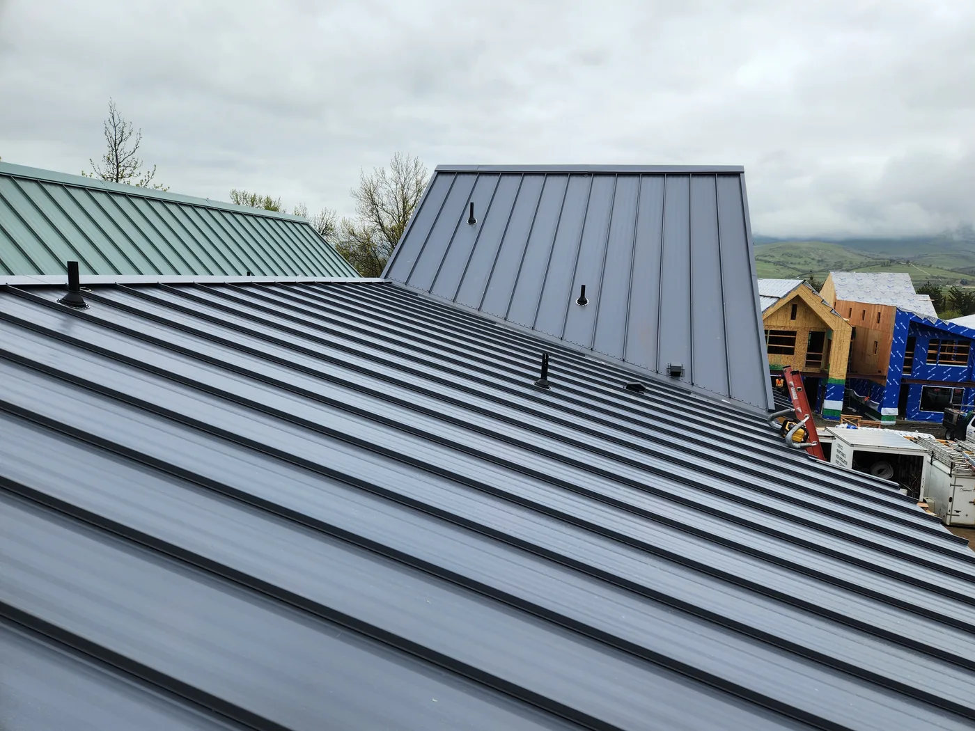 Finished Ashland metal roofing detail by Linkville Roofing and Siding