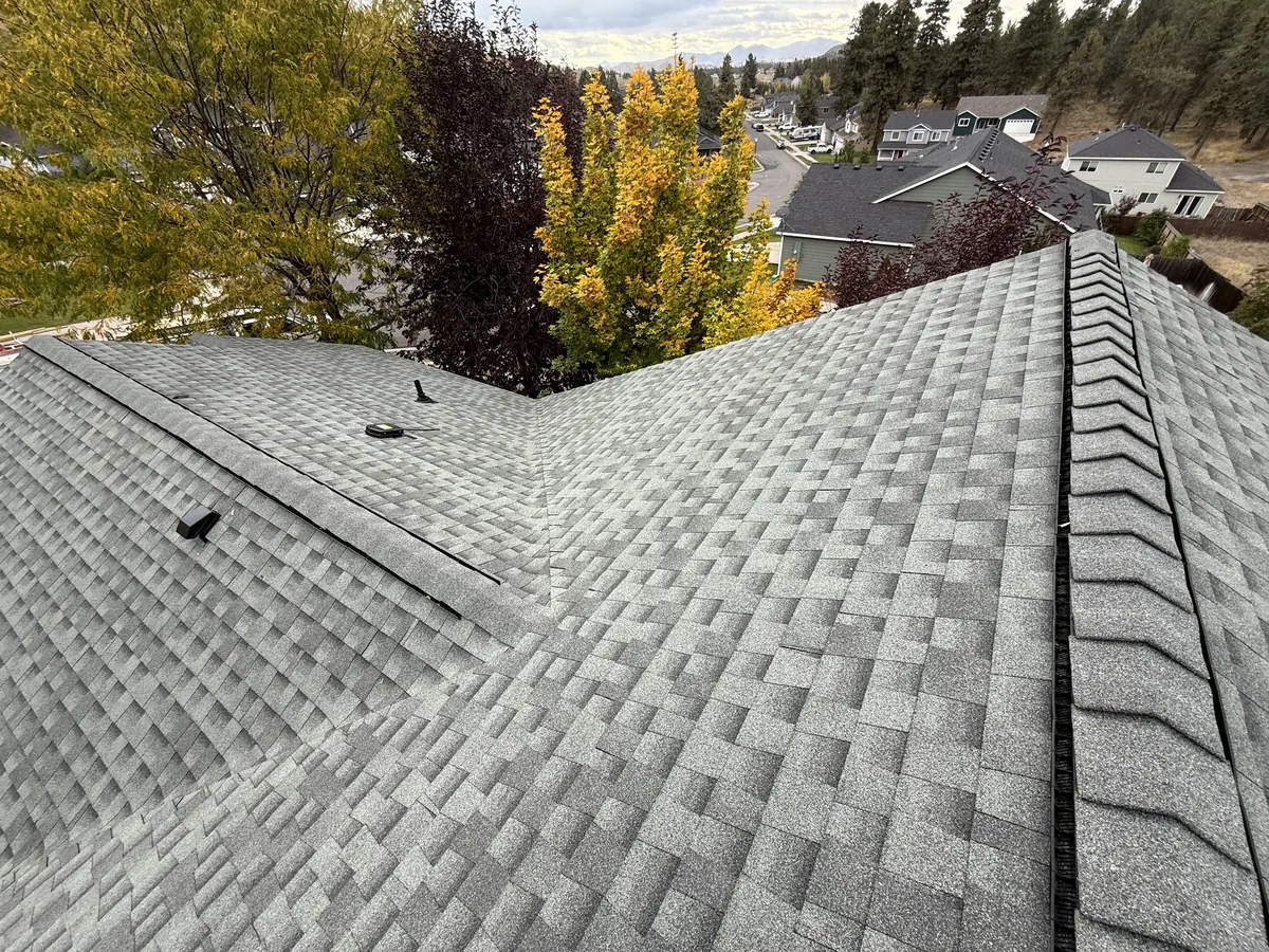 After photo of a completed Klamath Falls shingle roofing project by Linkville Roofing and Siding