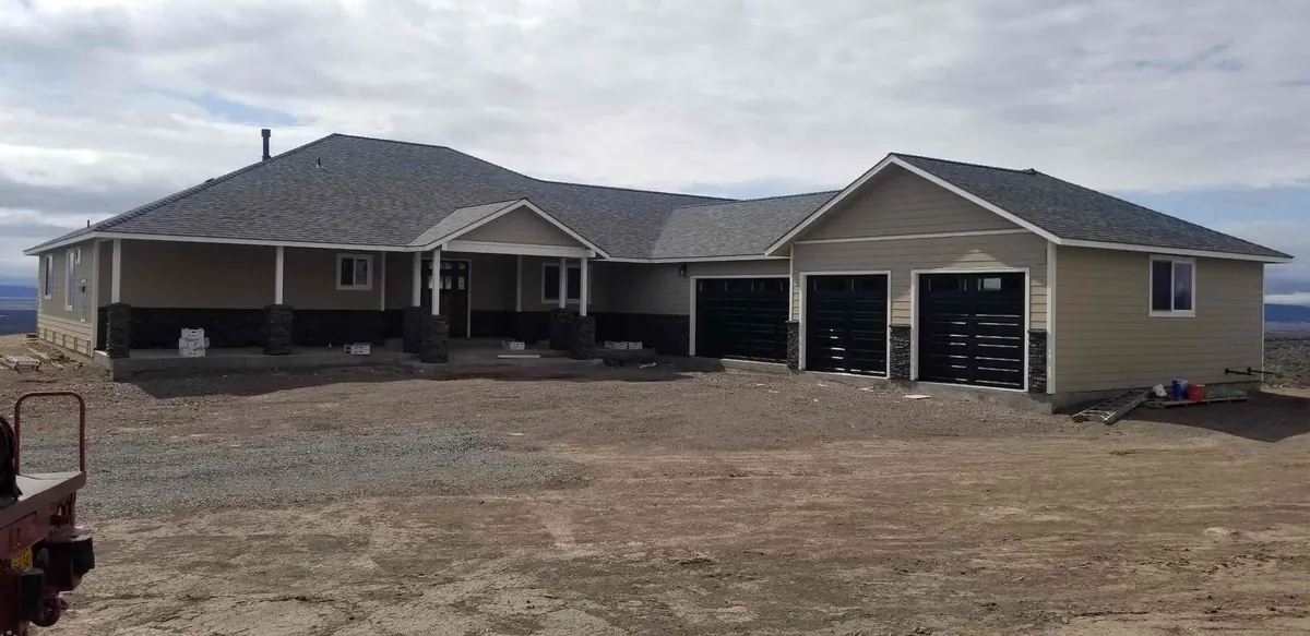 Finished new construction siding project in the Klamath Falls area by Linkville Roofing and Siding