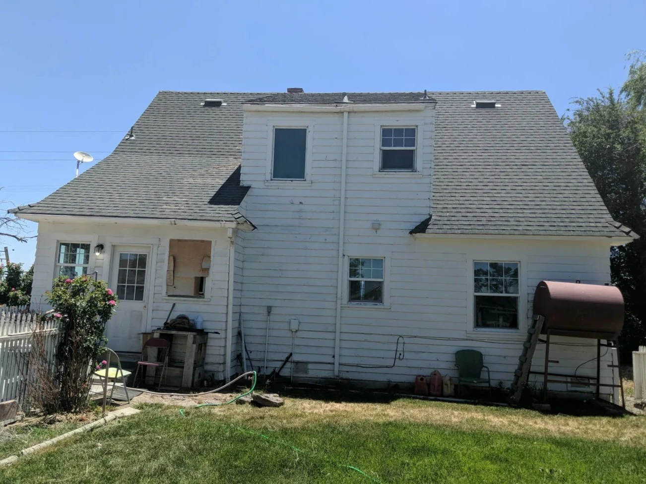Before photo of a Tulelake siding and paint project by Linkville Roofing and Siding