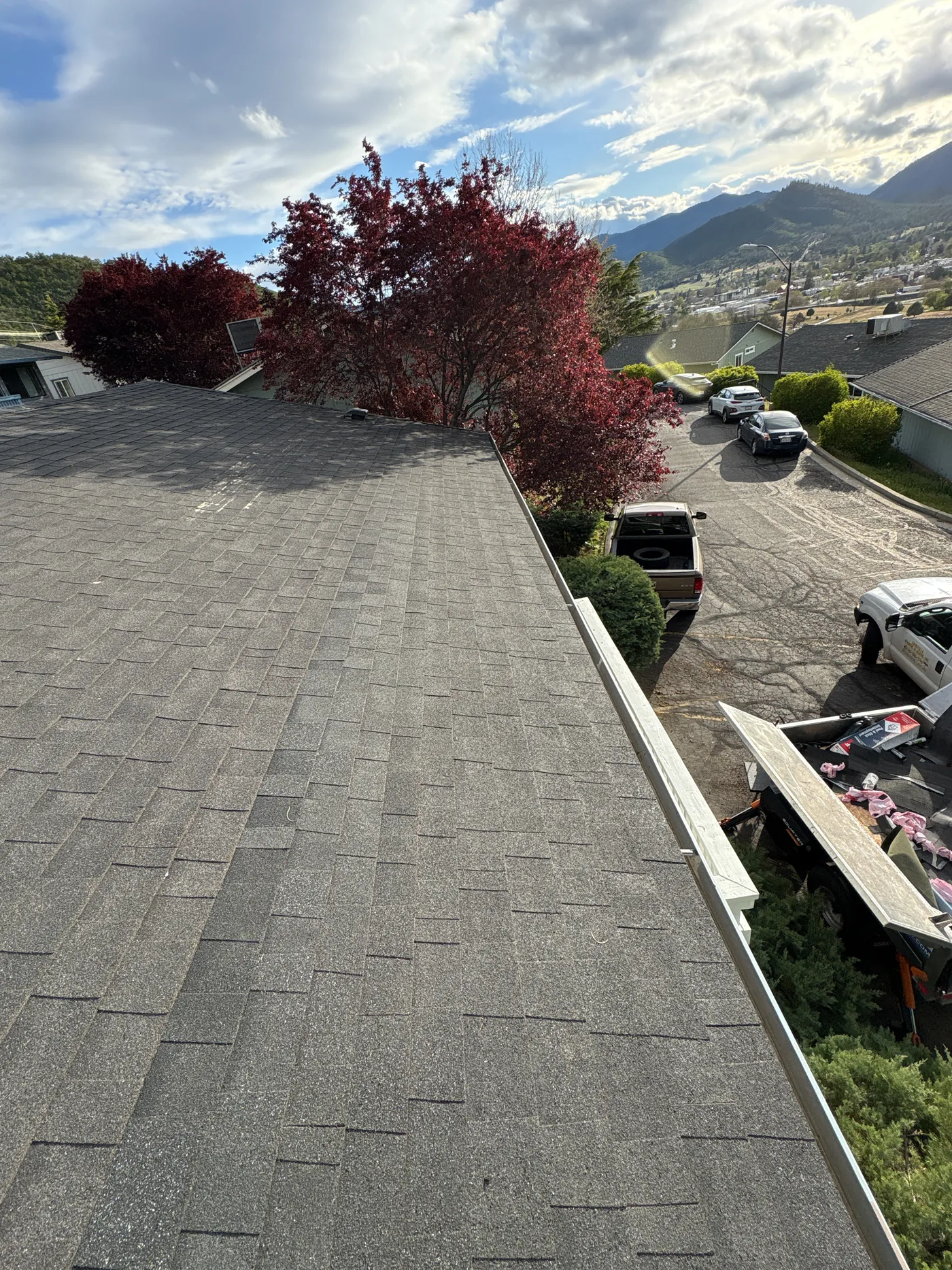 After photo of a completed Yreka shingle roof project by Linkville Roofing and Siding