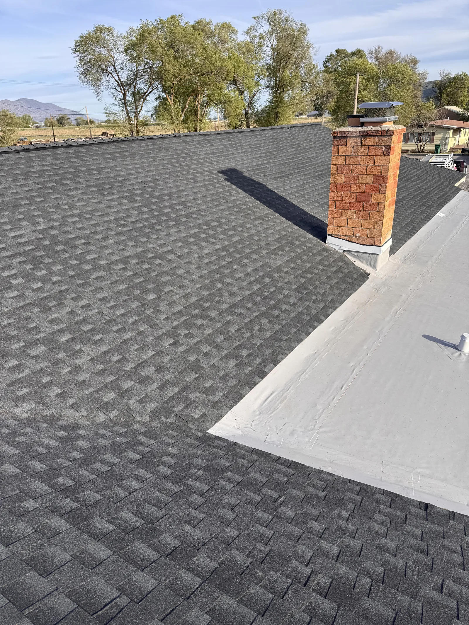 After photo of completed roof installation project in Klamath Falls by Linkville Roofing and Siding